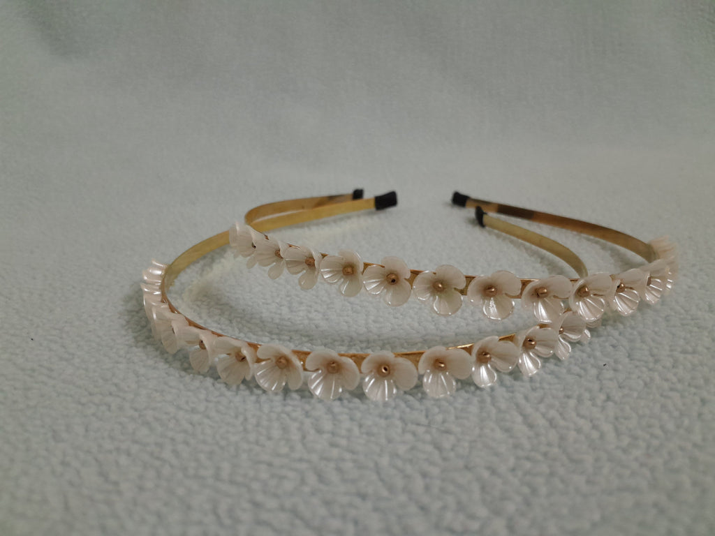 Beige headband with floral embellishments 