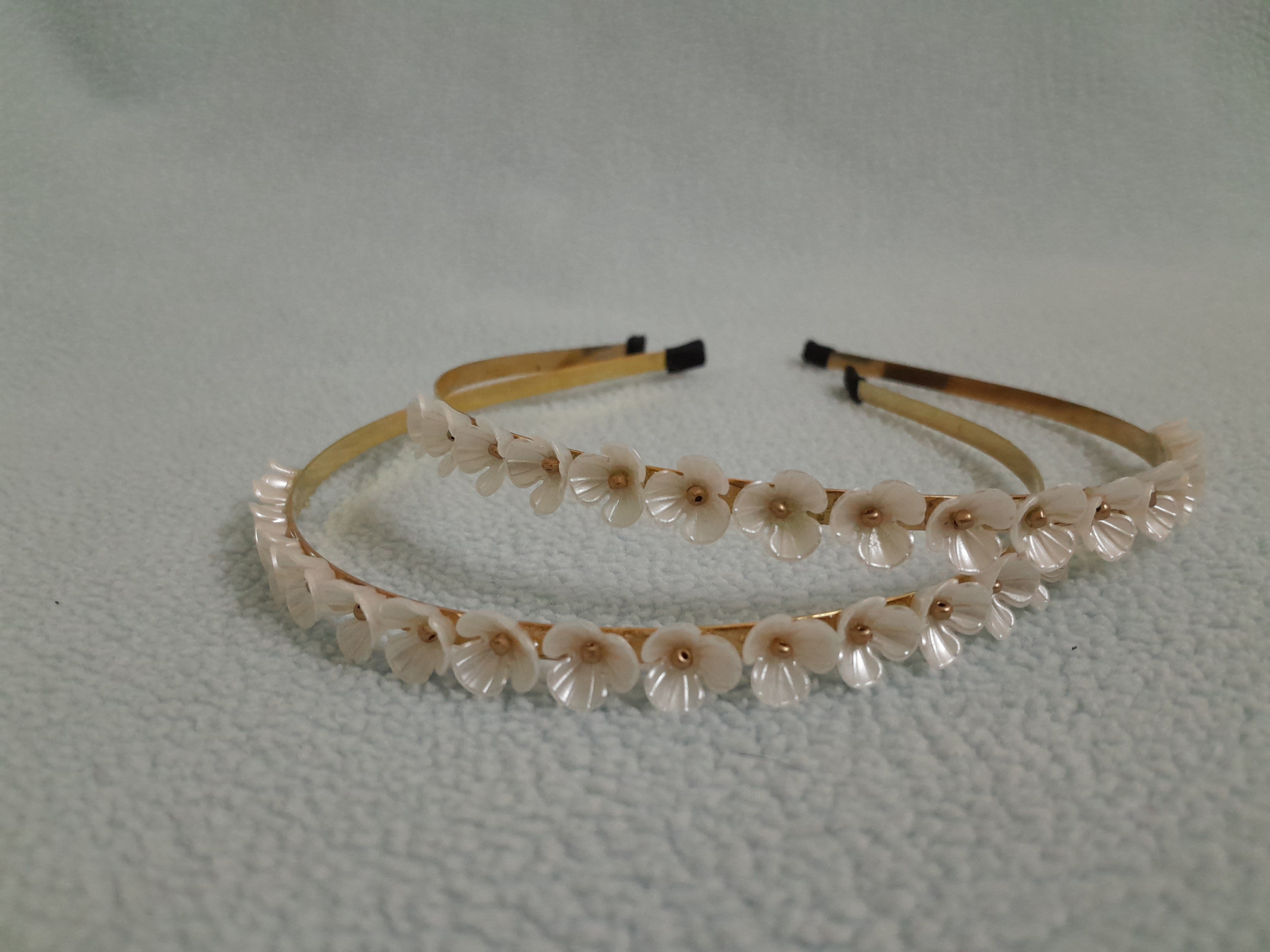 Beige headband with floral embellishments 